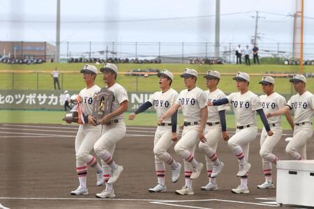 開会式で行進する東洋大姫路ナイン