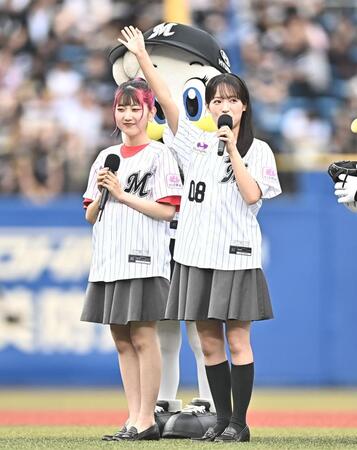 セレモニアルピッチに登場した薮島朱音（左）と大熊和奏（撮影・開出牧）
