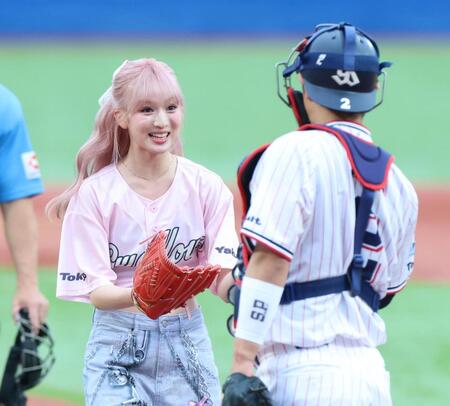 始球式を終え、ヤクルト・古賀（右）から記念のボールを受け取るＭＥ：Ｉ・ＳＵＺＵ（撮影・伊藤笙子）