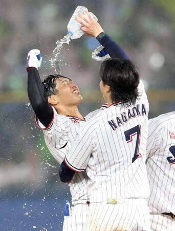 ９回、サヨナラ打を放ち、長岡（右）に水を掛けられる古賀（撮影・伊藤笙子）