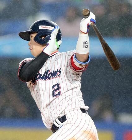９回、中前へサヨナラ打を放つ古賀（撮影・伊藤笙子）