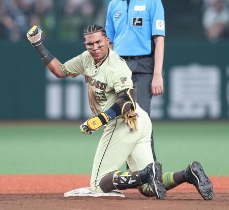 ５回、右前に逆転２点適時打を放ちガッツポーズの水谷（撮影・金田祐二）