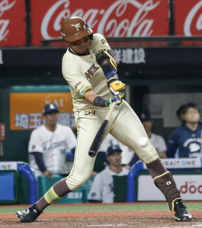 　５回日本ハム２死満塁、水谷が右前に２点打を放つ＝ベルーナドーム