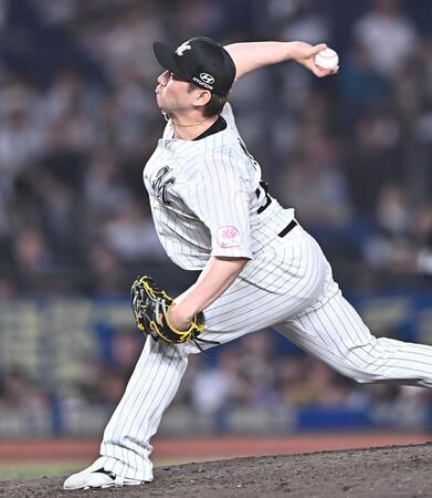 １０回から登板し力投する小野（撮影・開出牧）