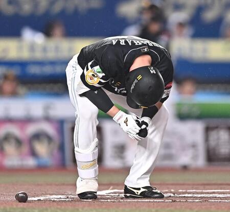 ６回、死球を受け痛みに耐える栗原（撮影・開出牧）