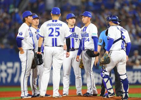 ４回、石田（左から５人目）の元に集まるＤｅＮＡナイン（撮影・石井剣太郎）