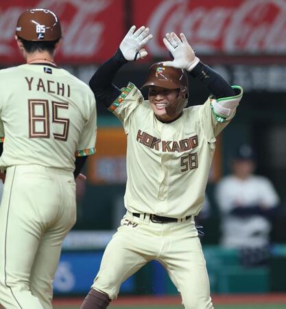 ９回、ソロを放ち笑顔で生還の奈良間（撮影・金田祐二）