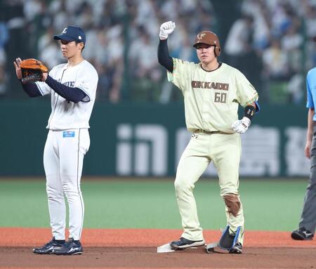 ６回、左前適時打を放ちガッツポーズの吉田（撮影・金田祐二）