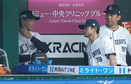 （右から）鳥越ヘッドコーチ、仁志コーチと厳しい表情の西口監督（撮影・金田祐二）