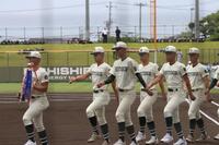 行進する報徳学園
