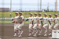 開会式で行進する東洋大姫路ナイン