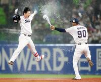 ９回、サヨナラ打を放ち、モンテル（右）に水を掛けられる古賀（撮影・伊藤笙子）