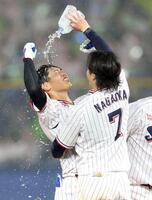 ９回、サヨナラ打を放ち、長岡（右）に水を掛けられる古賀（撮影・伊藤笙子）
