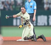 ５回、右前に逆転２点適時打を放ちガッツポーズの水谷（撮影・金田祐二）