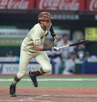 ５回、右前に逆転２点適時打を放つ水谷（撮影・金田祐二）
