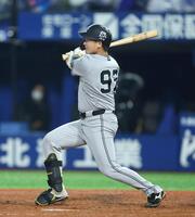 ４回、犠飛を放つ井上（撮影・石井剣太郎）