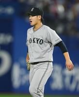 ４回、牧をアウトにし、吠える井上（撮影・石井剣太郎）