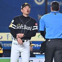 ７回、投手交代を告げる小久保監督（撮影・開出牧）