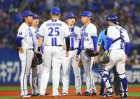 ４回、石田（左から５人目）の元に集まるＤｅＮＡナイン（撮影・石井剣太郎）