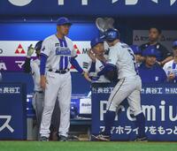 ８回、生還した松尾（中央右）を迎える相川監督（同左）＝撮影・石井剣太郎