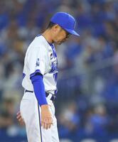 ９回、投手の交代を告げ、ベンチに戻る相川監督（撮影・石井剣太郎）
