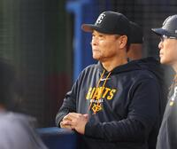 戦況を見守る橋上監督代行（撮影・石井剣太郎）