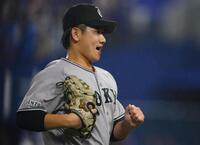 ２回を投げ終えベンチに戻る井上（撮影・石井剣太郎）