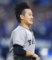 ７回を投げ終え、ベンチに戻る井上（撮影・石井剣太郎）