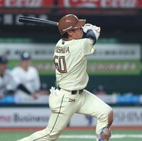 ６回、左前適時打を放つ吉田（撮影・金田祐二）