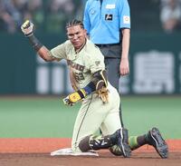 ５回、右前に逆転２点適時打を放ちガッツポーズの水谷（撮影・金田祐二）