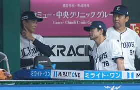 （右から）鳥越ヘッドコーチ、仁志コーチと厳しい表情の西口監督（撮影・金田祐二）