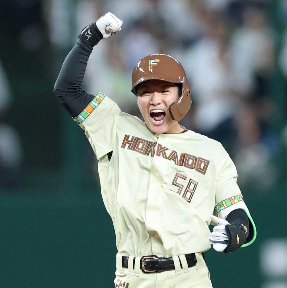 　９回、勝ち越し二塁打を放ちガッツポーズをする奈良間（撮影・金田祐二）