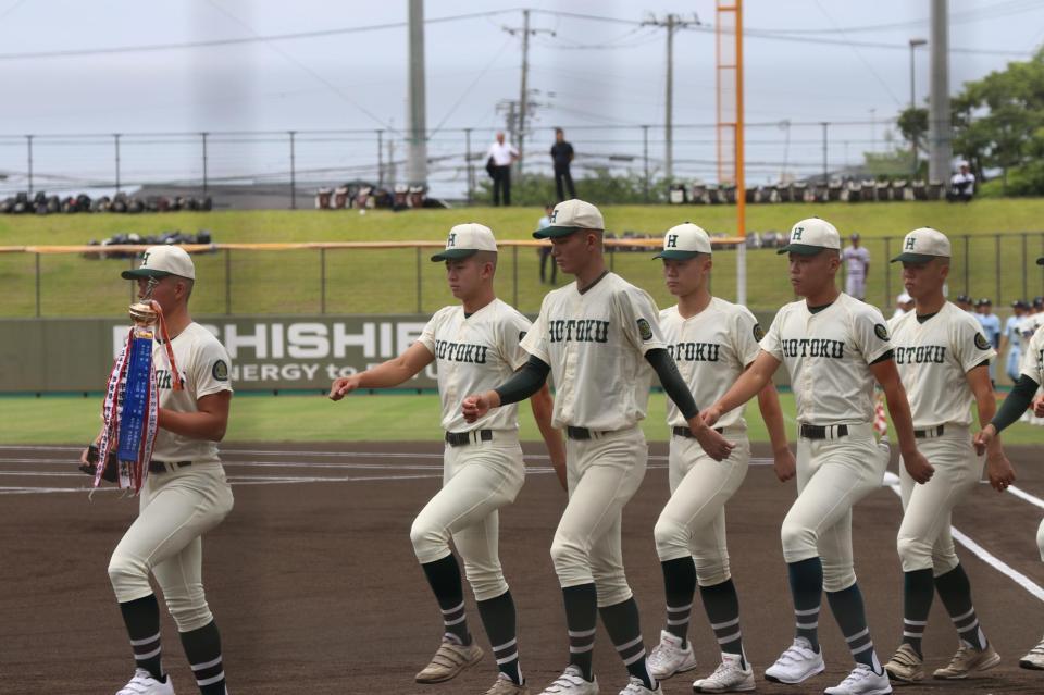 行進する報徳学園