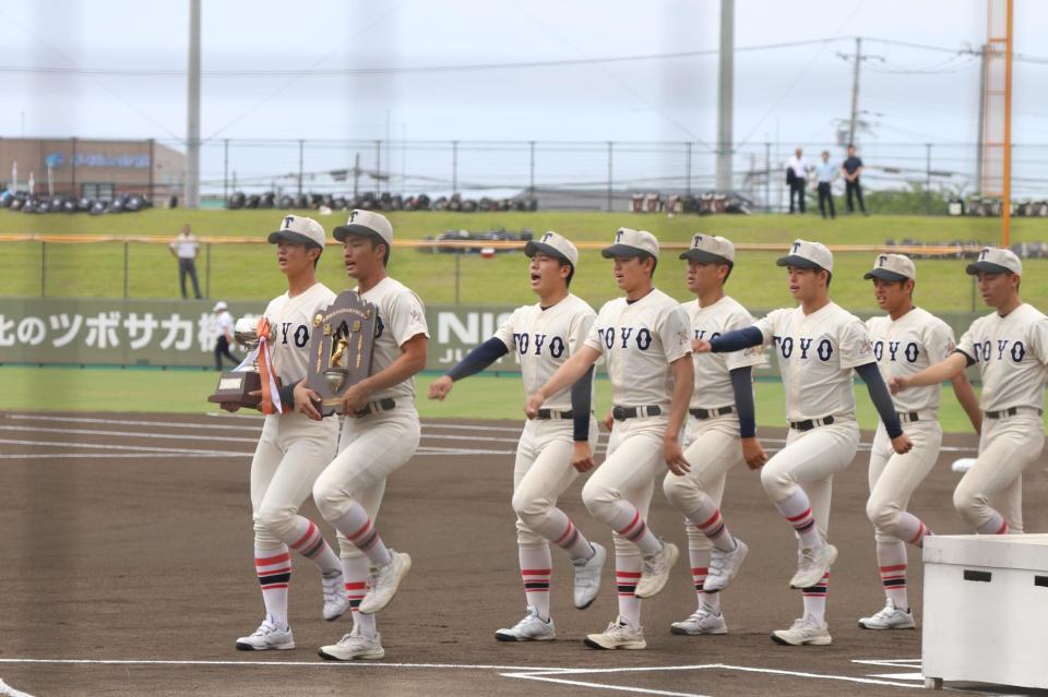 開会式で行進する東洋大姫路ナイン