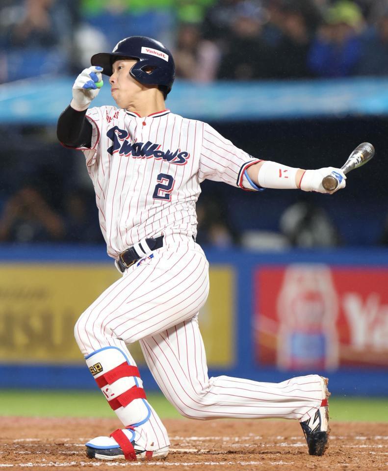 ６回、左前へ同点適時打を放つ古賀（撮影・伊藤笙子）