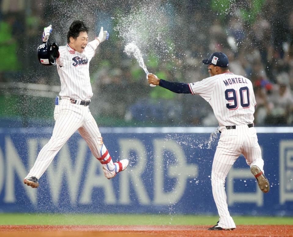 ９回、サヨナラ打を放ち、モンテル（右）に水を掛けられる古賀（撮影・伊藤笙子）