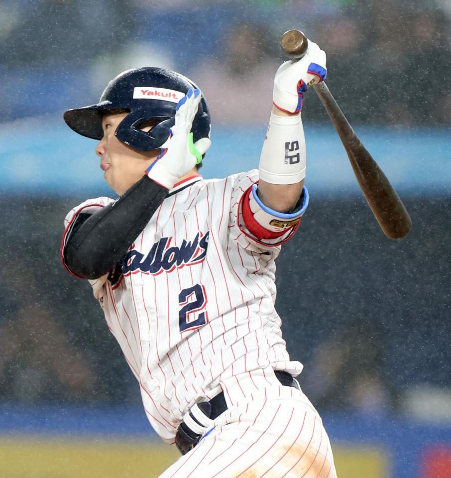 ９回、中前へサヨナラ打を放つ古賀（撮影・伊藤笙子）