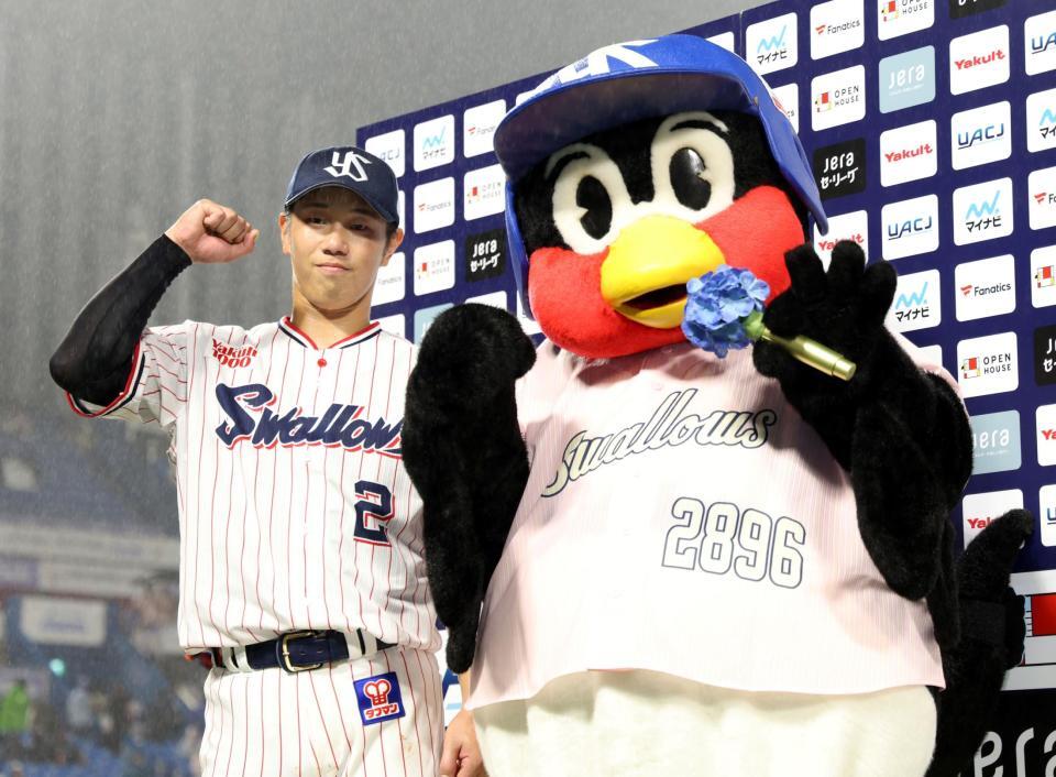 サヨナラ打を放ち、お立ち台でつば九郎とともにガッツポーズの古賀（左）＝撮影・伊藤笙子