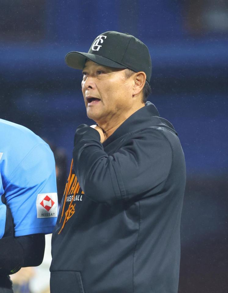 選手の交代を告げる橋上監督代行（撮影・石井剣太郎）