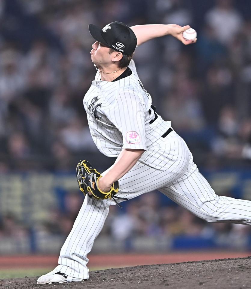 １０回から登板し力投する小野（撮影・開出牧）