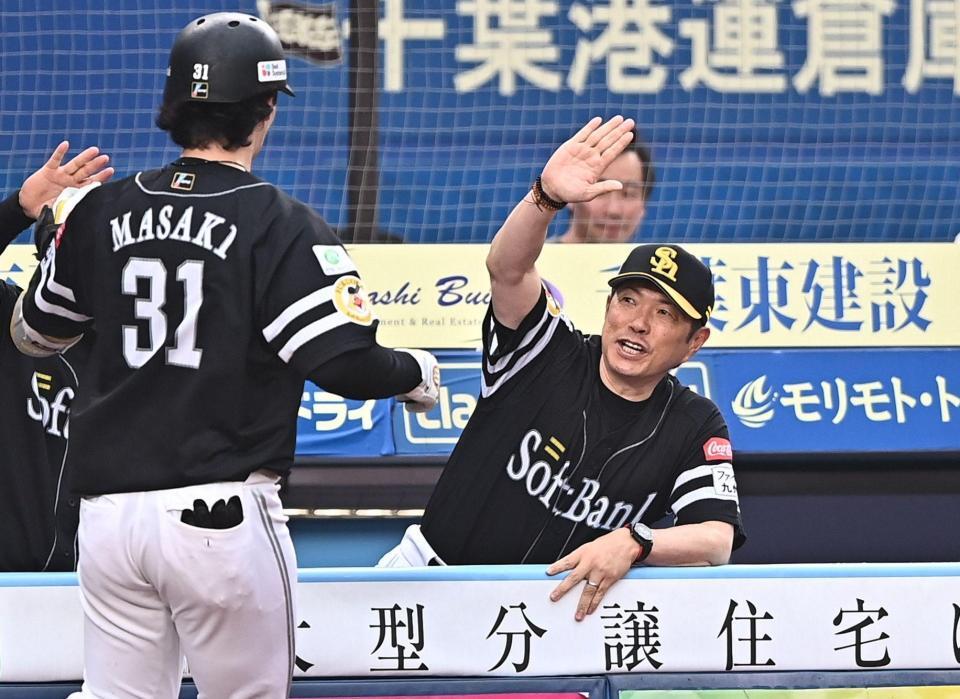 ２回、先制の左越え３ランを放った正木（左）とタッチを交わすソ小久保監督（撮影・開出牧）