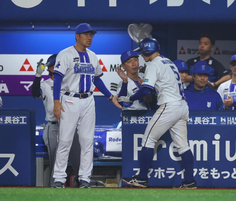 ８回、生還した松尾（中央右）を迎える相川監督（同左）＝撮影・石井剣太郎