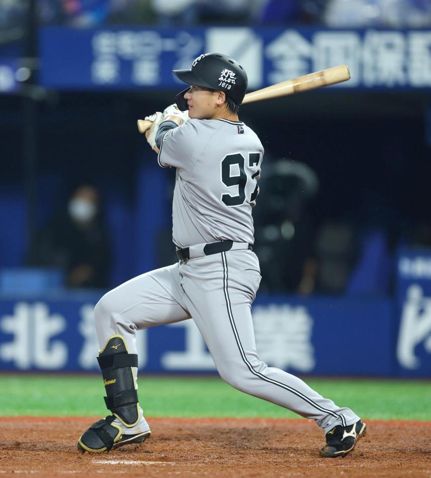 ４回、犠飛を放つ井上（撮影・石井剣太郎）