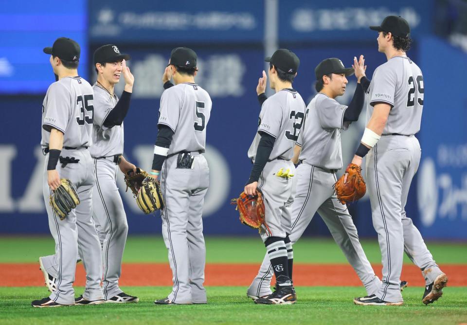 試合に勝利しタッチを交わす巨人ナイン（撮影・石井剣太郎）