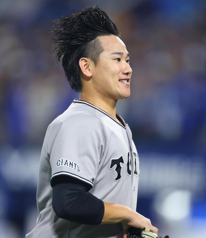 ７回を投げ終え、ベンチに戻る井上（撮影・石井剣太郎）