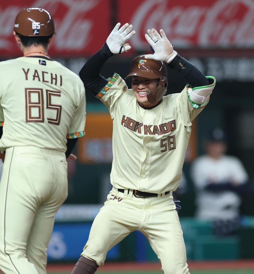 ９回、ソロを放ち笑顔で生還の奈良間（撮影・金田祐二）