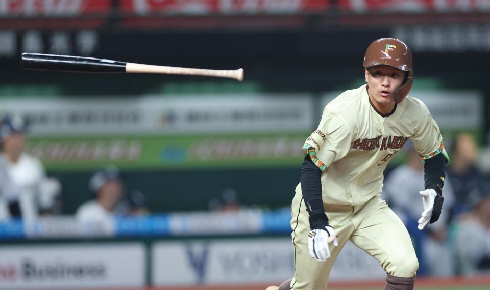 ７回、適時二塁打を放つ奈良間（撮影・金田祐二）
