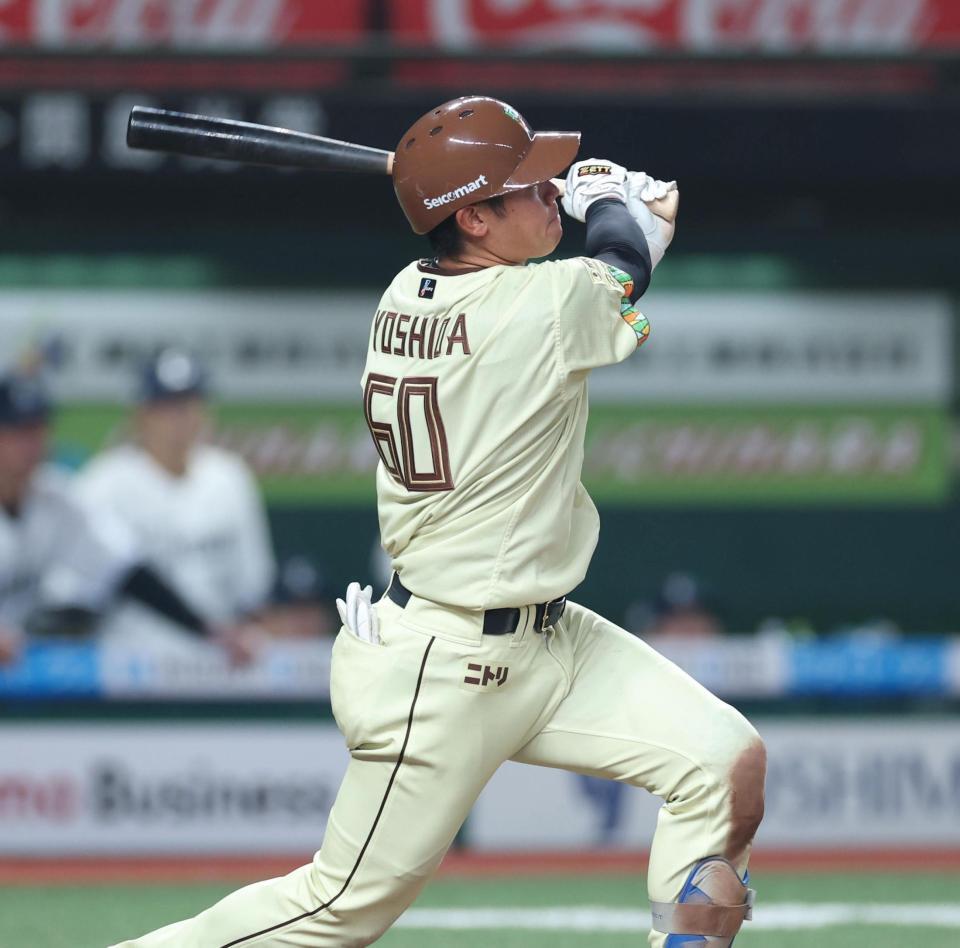 ６回、左前適時打を放つ吉田（撮影・金田祐二）