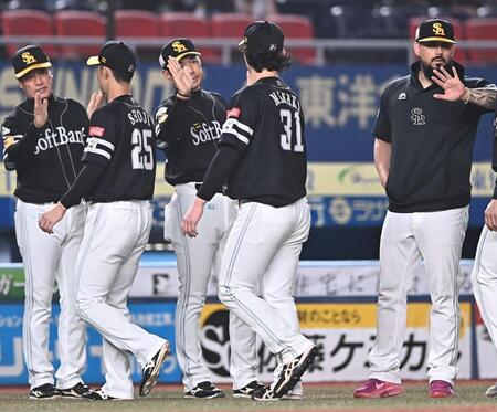 ロッテと引き分けるも、先制３ランを放った正木（３１）らナインとタッチを交わす小久保監督（左から３人目）＝撮影・開出牧