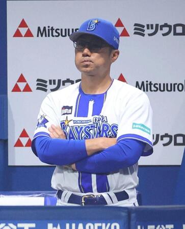 戦況を見守る相川監督（撮影・石井剣太郎）